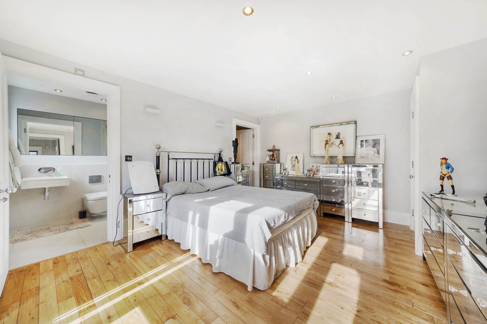 Additional Property Image 3 bedroom Detached for sale in Chigwell 9