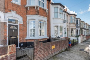 4 bedroom Terraced to rent in London