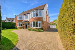 5 bedroom Detached for sale in Reading