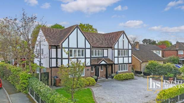 6 bedroom Detached for sale in Brentwood