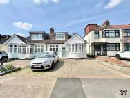 2 bedroom Semi Detached Bungalow for sale in Romford