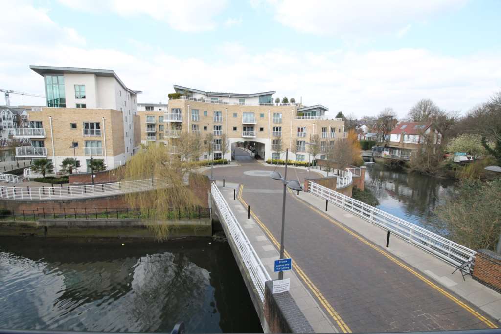 2 bedroom Apartment to rent in Brentford