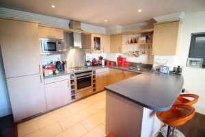 2 bedroom Apartment to rent in Brentford