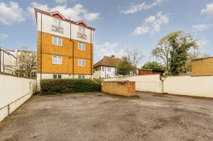 1 bedroom Apartment to rent in Isleworth