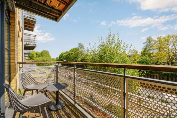 Additional Property Image 1 bedroom Apartment for sale in Brentford 3