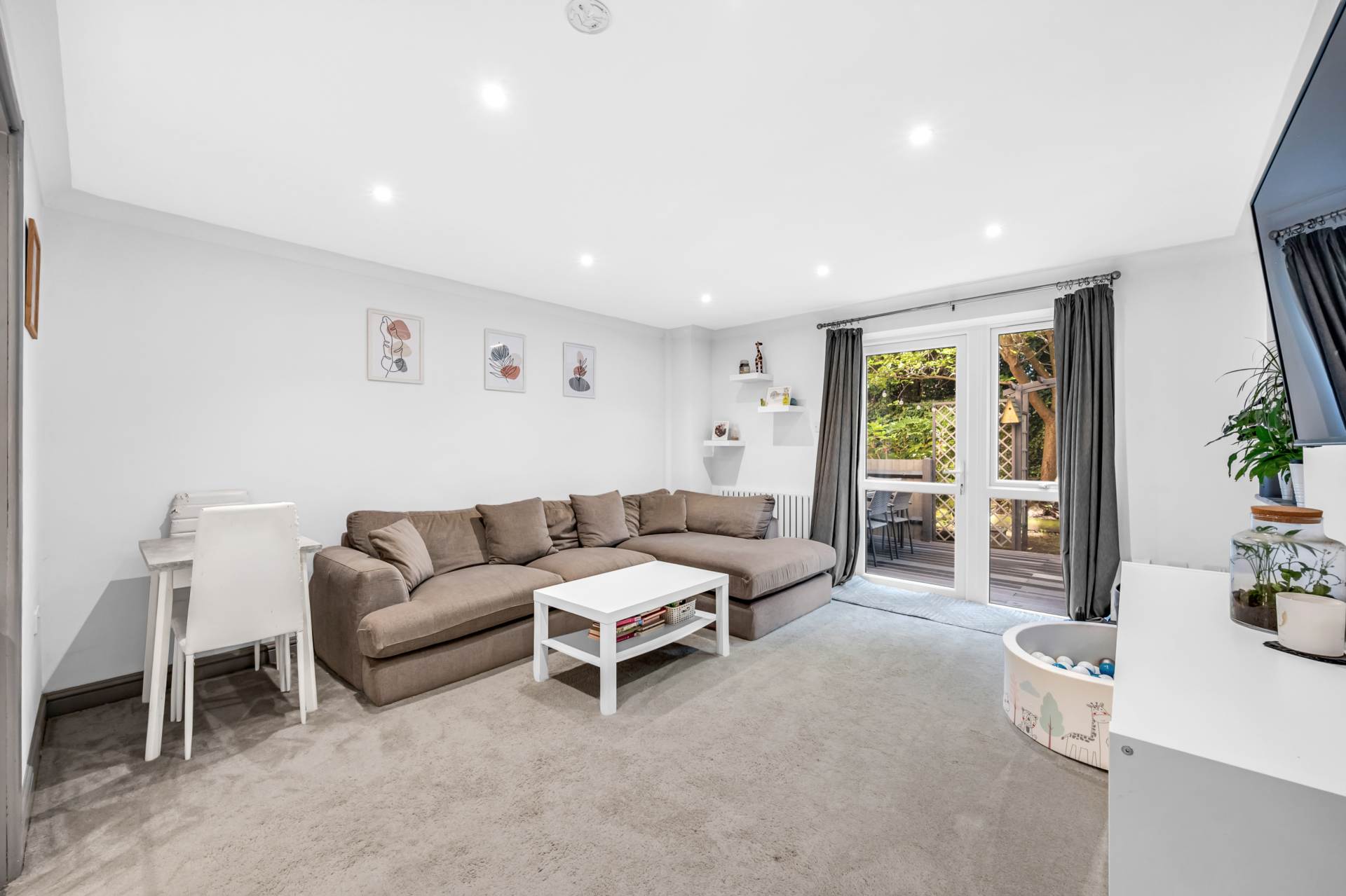 Additional Property Image 2 bedroom Apartment for sale in Brentford 3