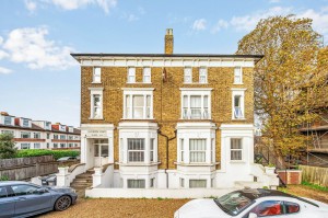 3 bedroom Apartment for sale in Brentford