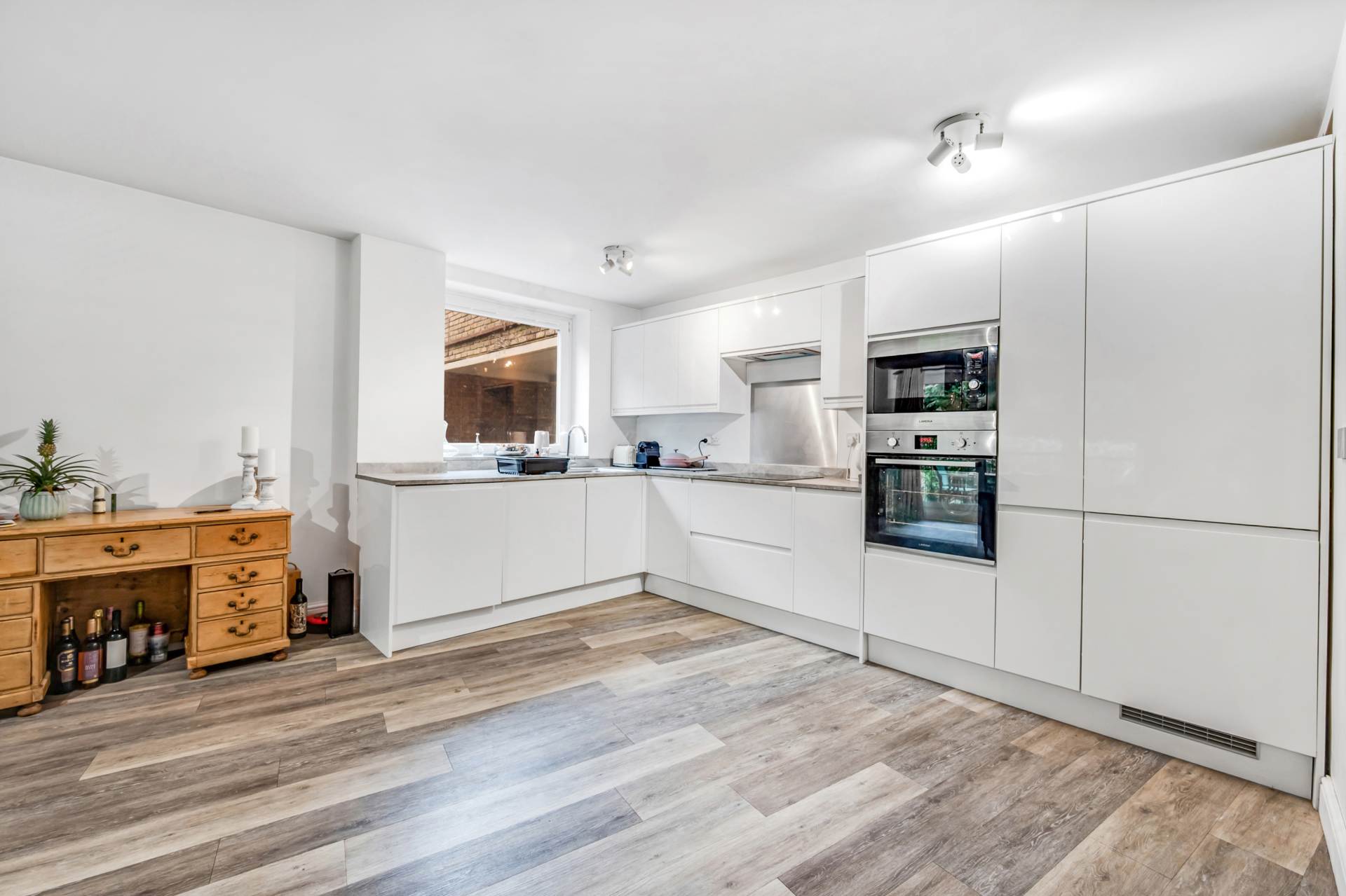 Additional Property Image 2 bedroom Apartment for sale in Brentford 6