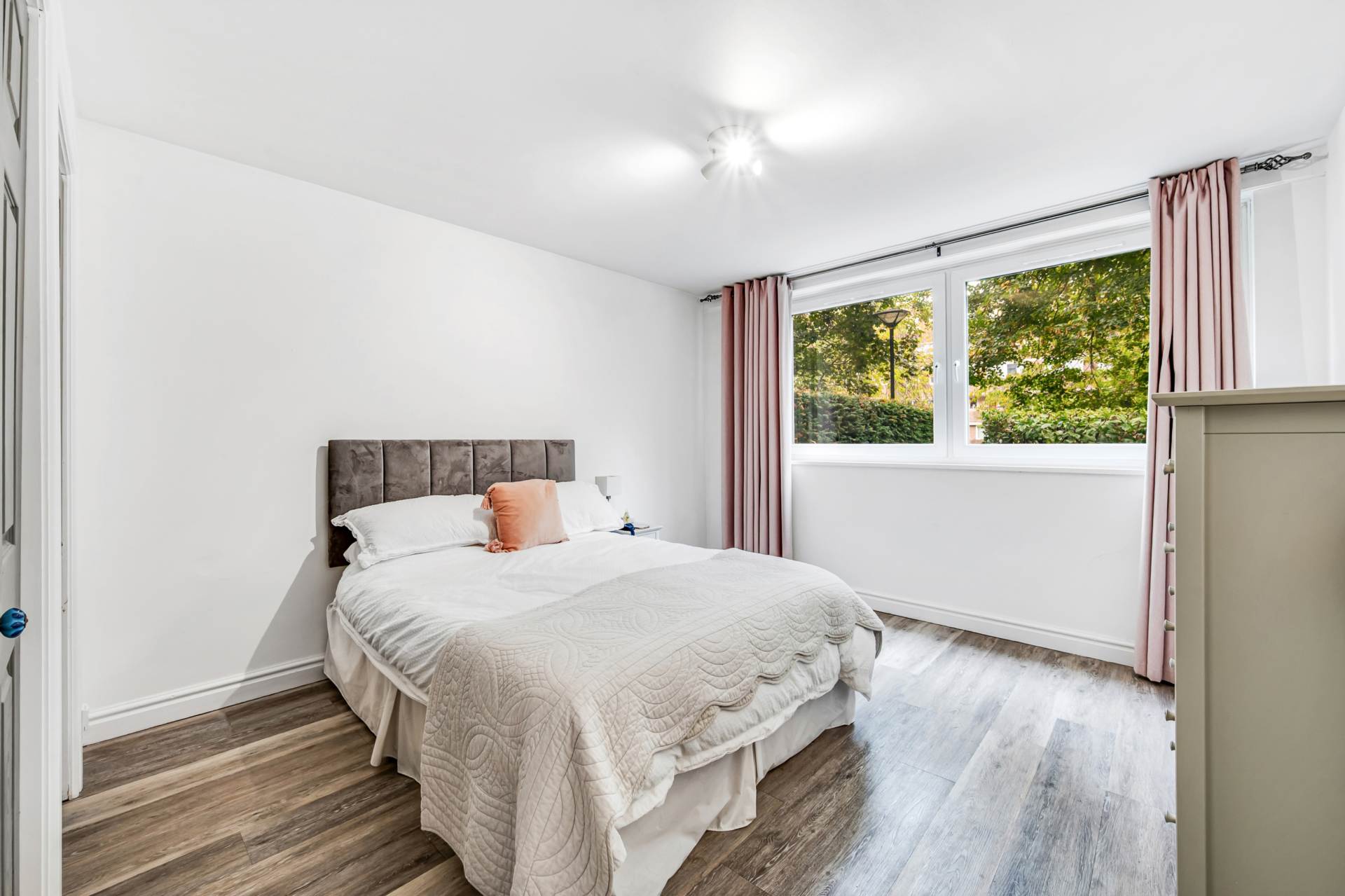 Additional Property Image 2 bedroom Apartment for sale in Brentford 7