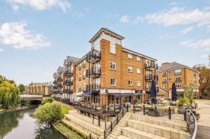 3 bedroom Apartment for sale in Brentford