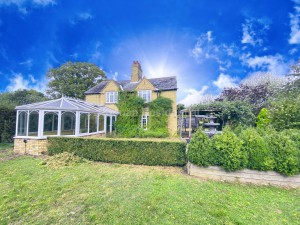 4 bedroom Detached to rent in Huntingdon